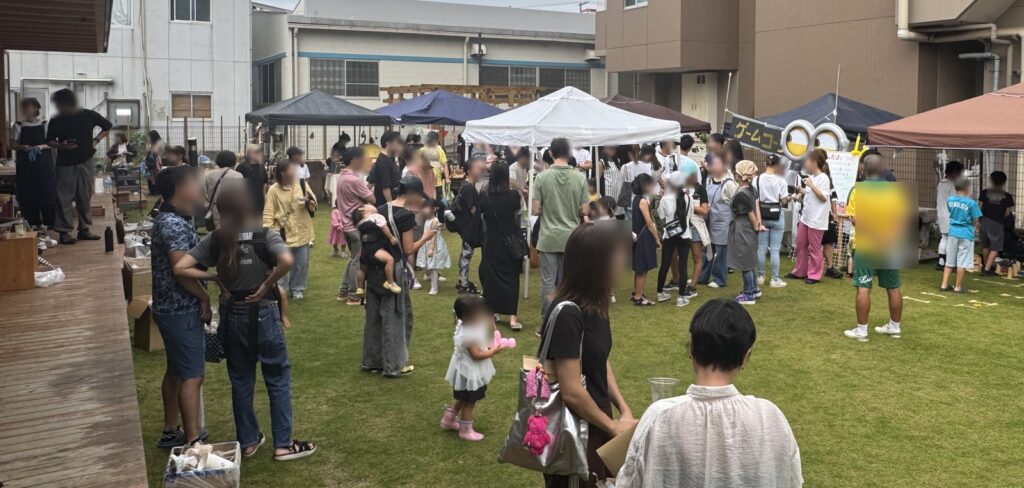 芝生広場にテントの出店が並び、多くの来場者で賑わう昨年の1周年感謝祭の様子