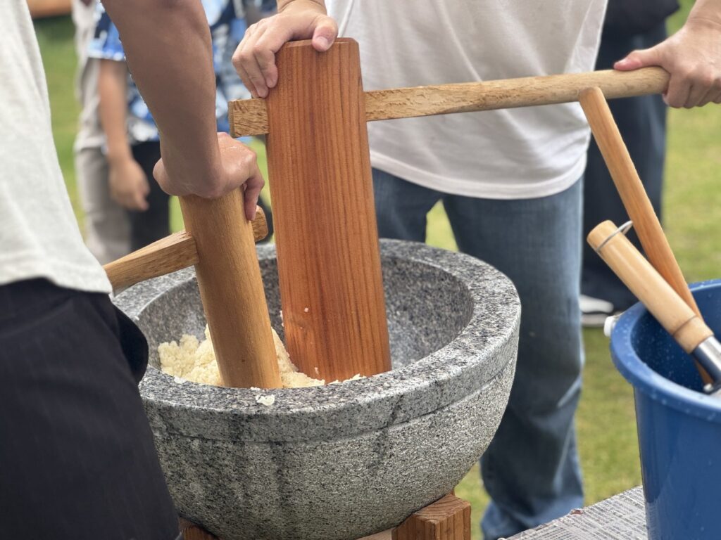 石臼と杵でつきあがったお餅